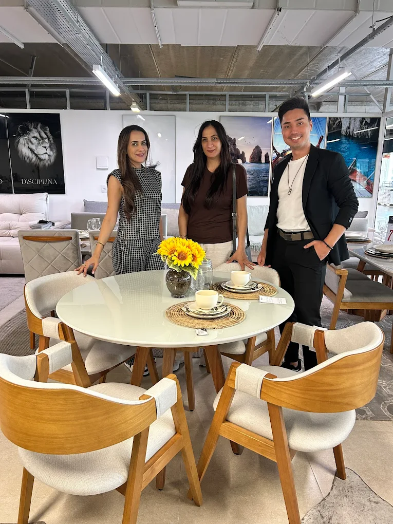 Clientes escolhendo mesa de jantar