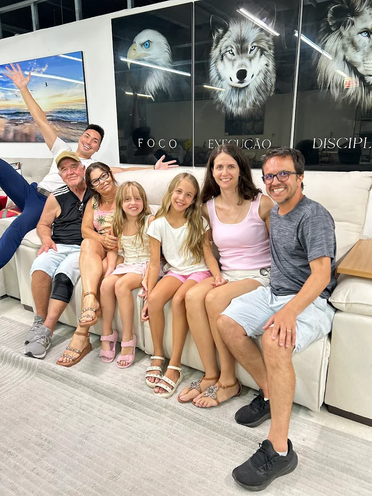 Família grande no sofá da loja